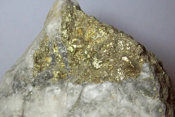 這種最像黃金的礦石看起來(lái)很漂亮，常被人誤認(rèn)成是金礦石